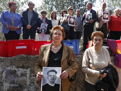 Familiares de los republicanos fusilados en Paterna en 1940. 