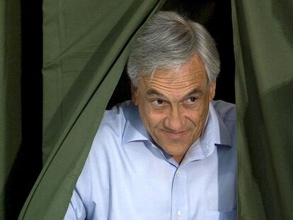 El conservador Sebastián Piñera sale de una cabina de votación en un colegio de Santiago.