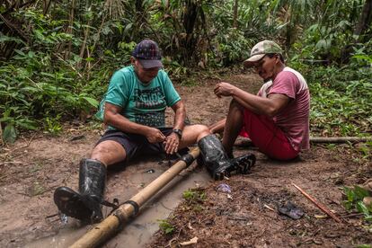 Gerson Betcel, tío de Haroldo, está trabajando con otros miembros de la comunidad para arreglar los canales de agua que conectan una de las fuentes de agua que viene del bosque con el pueblo de Tiningu. 