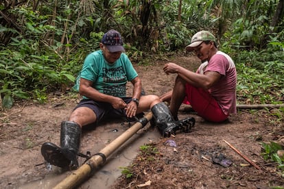 Gerson Betcel, tío de Haroldo, está trabajando con otros miembros de la comunidad para arreglar los canales de agua que conectan una de las fuentes de agua que viene del bosque con el pueblo de Tiningu. 