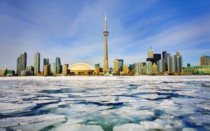 Panor&aacute;mica invernal del &#039;skyline&#039; de Toronto (Canad&aacute;).