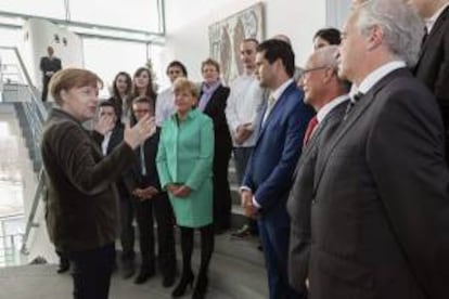 La canciller alemana, Angela Merkel (i), con los representantes del Grupo Lopesan e IFA Hotel & Touristik AG y un grupo de estudiantes de hostelería españoles que realiza su formación en hoteles del grupo IFA, a los que ha recibido hoy en la sede de la cancillería en Berlín. Entre ellos, Santiago de Armas Fariña (d), presidente del Consejo de Administración de IFA Hotel & Touristik AG; Jordi Llinás Serra (2d), miembro del mismo consejo; Francisco López Sánchez (3d), miembro del Consejo de Vigilancia de IFA Hotel & Touristik; Waltraud Krapp (4i), directora de IFA Fehmarn Hotel & Ferien-Centrum; Stefanie Höft (3i), subdirectora de la misma empresa; Thomas Krüger, director de IFA Rügen Hotel & Ferienpark; Marina Raabe (4i, segunda fila), responsable de RRHH de la misma empresa.