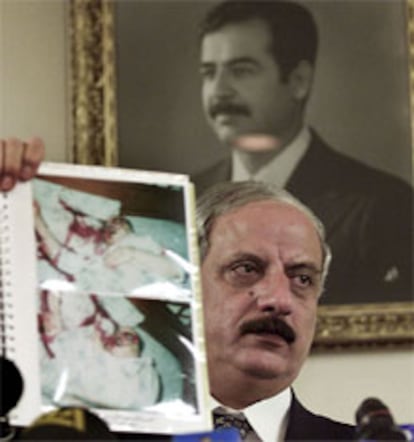 El jefe del espionaje iraquí muestra fotografías del cadáver de Abu Nidal.