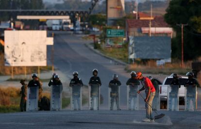 Un hombre barre la calle a lo largo de la frontera entre Venezuela y Brasil en Pacaraima.