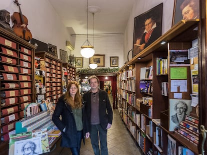 Àngels y Jaume, propietarios de la tienda Beethoven de la Rambla.