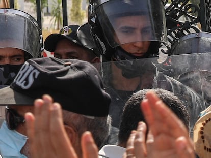 Militares tunisianos cercam o edifício do Parlamento em Túnis, capital da Tunísia, em 26 de julho