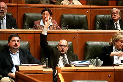 El portavoz parlamentario del PSE, Rodolfo Ares, durante una de las votaciones en el pleno de ayer.