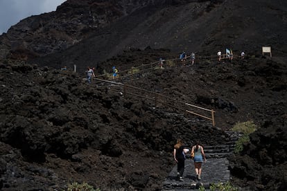 Un grupo de turistas en las escaleras que conducen a la playa de Echentive. 