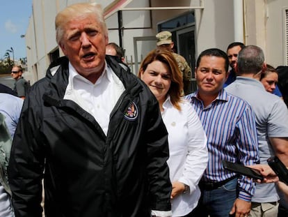  Donald Trump junto a la primera dama en su visita a Puerto Rico.