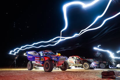 Los coches de Tim y Tom Coronel reposan durante la noche de la segunda etapa del Dakar 2025.
