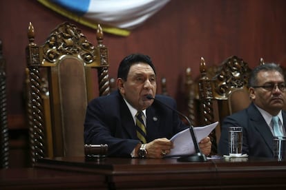 El presidente de la Corte de Constitucionalidad, José Francisco de Mata Vela, este martes, en rueda de prensa.
