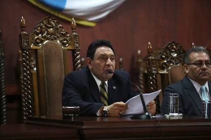 El presidente de la Corte de Constitucionalidad, Jos&eacute; Francisco de Mata Vela, este martes, en rueda de prensa.