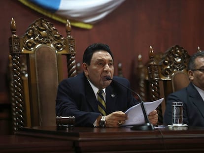 El presidente de la Corte de Constitucionalidad, Jos&eacute; Francisco de Mata Vela, este martes, en rueda de prensa.