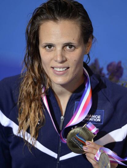 Una pareja de novios incapaz de contener sus crisis ante los ojos del mundo. Eso fue lo que ocurrió en diciembre de 2007, en Hungría, durante el Campeonato de Europa de Natación. La popular nadadora francesa Laure Manaudou y su novio, el nadador italiano Luca Marin, discuten acaloradamente, poco antes de que ella compita en los 200 metros libre. Patricia Quint, entrenadora del equipo galo, describe así el episodio: “Con actitud muy agresiva, Luca le pidió a Laure que le devolviera el anillo de compromiso, a lo que ella no se opuso, lanzándoselo a su ya exnovio”. Esto le sentó fatal a Luca, que le reprochó a Laure sus supuestas infidelidades y el mal gusto de tirarle el anillo a la cara delante de todo el mundo. Pocos días después, empezó a circular por páginas de Internet una veintena de fotografías en las que aparece Laure Manadou posando desnuda. Todos los indicios apuntaban a que el responsable ha sido el despechado Luca, aunque él niega tener algo que ver con el asunto. En la imagen, Laure Manaudou posa con su medalla de oro en 50 metros espalda, en el Campeonato Europeo de Natación, en 2012.