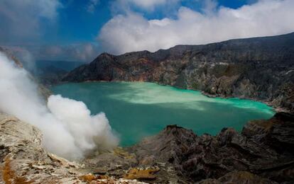 Lago de agua ácida en el fondo del cráter del volcán Kawah Ijen, en Indonesia.