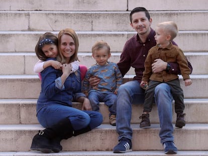 Miguel Ángel Fernández y Tamara Guerrrero, con sus tres hijos.