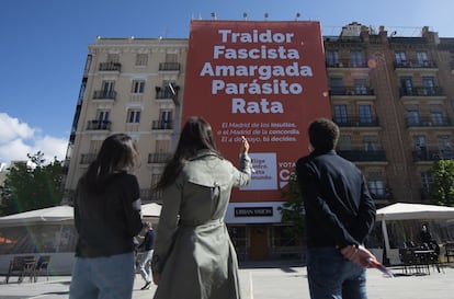 Ciudadanos ha aprovechado los calificativos que han utilizado algunos candidatos para describir a sus rivales para instar en una lona desplegada en Felipe II a elegir entre el "Madrid de los insultos o el de la concordia". En la imagen se ve a Inés Arrimadas, Begoña Villacís y Edmundo Bal.