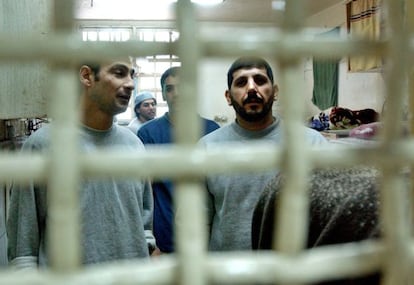 Prisioneros palestinos en las celdas de la c&aacute;rcel de Nitzan en Ramle, el pasado 12 de enero.