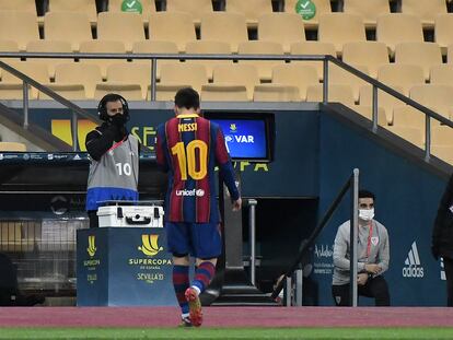 Messi abandona el campo tras ser expulsado en la final de la Supercopa.