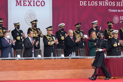 Arturo Zaldívar (con cubrebocas) en la ceremonia en honor a los Niños Héroes en septiembre de 2021.