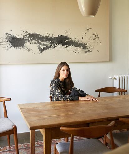 La autora y quesera en el comedor de su casa.