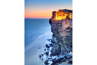 Acantilado en la costa de Bonifacio, al sur de la isla francesa de Córcega.