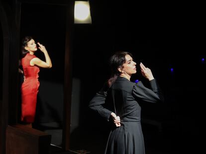 Alicia Montesquiu (en primer plano) y Ana Turpin, en un ensayo de 'Las hermanas de Manolete', en el teatro Fernán Gómez de Madrid.