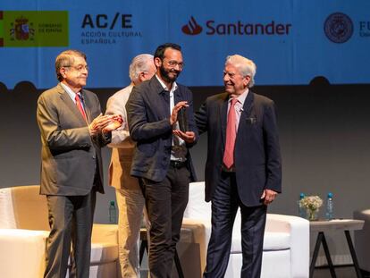 Rodrigo Blanco Calderón recibe el Premio de la Bienal Mario Vargas Llosa. 