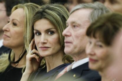 La princesa Letizia, entre la ministra Trinidad Jiménez y el presidente alemán, Horst Köhler, y su esposa.