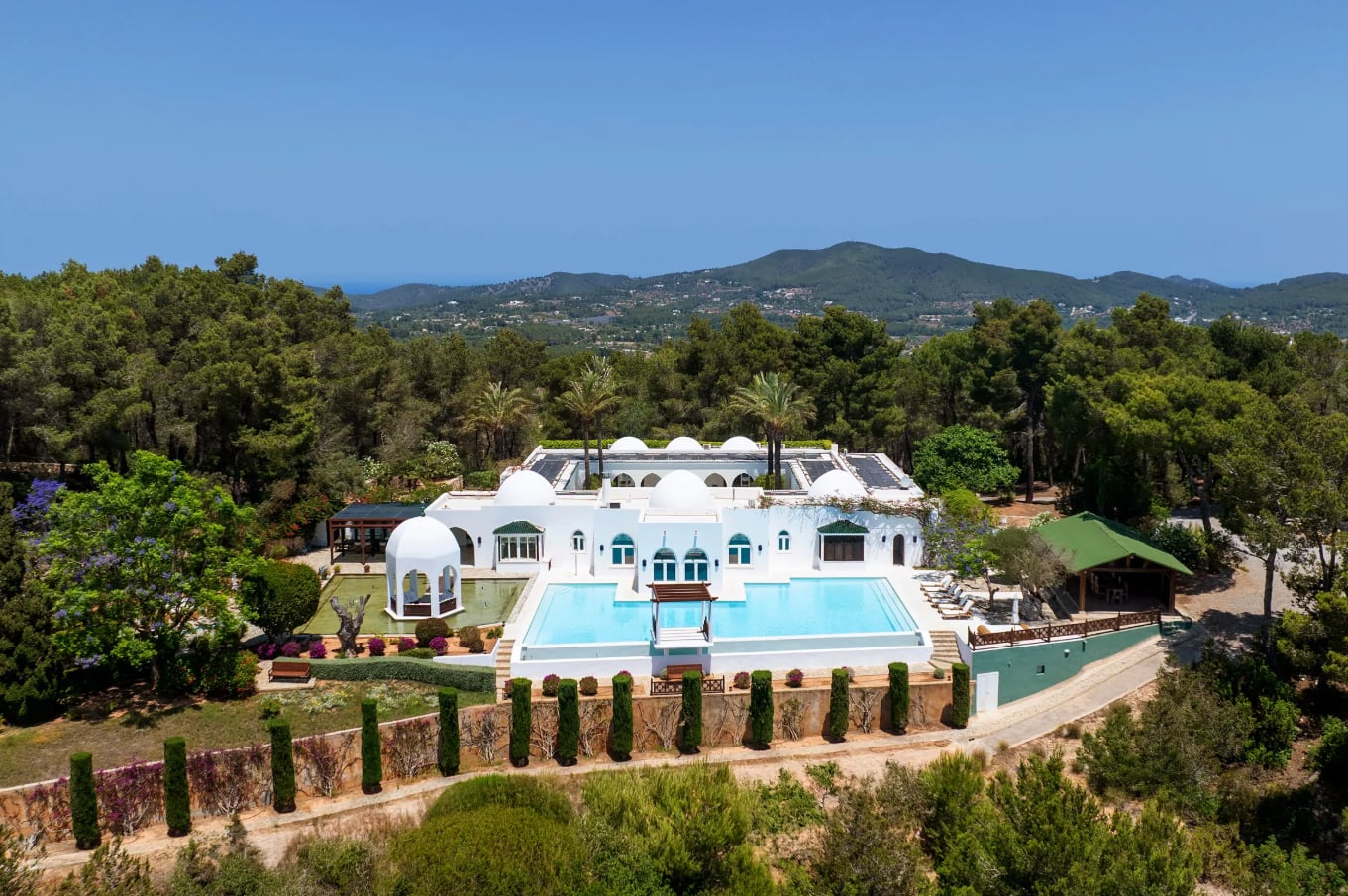 El Palacio Blanco, en Sant Llorenç de Balàfia, fue el primer proyecto del arquitecto Rolph Blakstad en la isla de Ibiza.