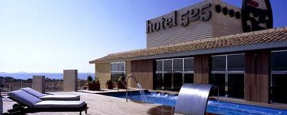 Piscina y restaurante del hotel 525, en Los Alcázares (Murcia).