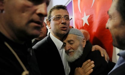 Ekrem Imamoglu, candidato opositor y vencedor de las elecciones municipales en Estambul, abraza a un seguidor.