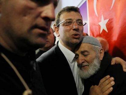 Ekrem Imamoglu, candidato opositor y vencedor de las elecciones municipales en Estambul, abraza a un seguidor.