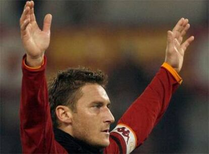 Totti celebra uno de los dos goles que ha marcado a la Sampdoria