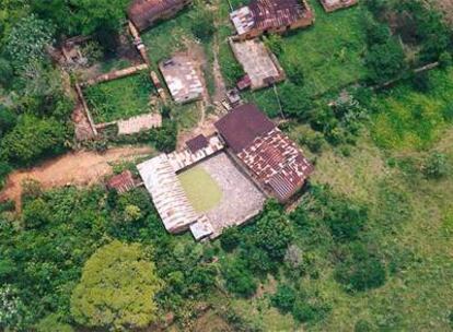 Vista aérea de pozas de maceración de hojas de coca descubiertas ayer en la Selva Central de Perú.