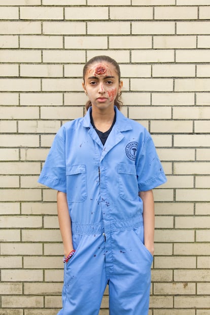 Diana, de 16 años, estudiante de un instituto de la zona que quiso formar parte del simulacro. Le dieron el papel de muerta.