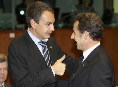 El presidente del Gobierno, José Luis Rodríguez Zapatero, bromea con el presidente francés, Nicolas Sarkozy, minutos antes del inicio de la cumbre del COnsejo Europeo
