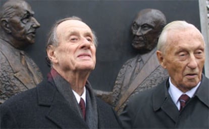 Phillipe de Gaulle (izquierda), hijo de Charles de Gaulle, y Max Adenauer, hijo de Konrad Adenauer, ayer en Berlín.