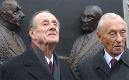 Phillipe de Gaulle (izquierda), hijo de Charles de Gaulle, y Max Adenauer, hijo de Konrad Adenauer, ayer en Berlín.