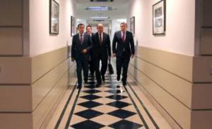 El ministro Luis de Guindos (c) momentos antes de su comparecencia ante la Comisión de Economía y Competitividad, que ha tenido lugar esta tarde en el Senado.