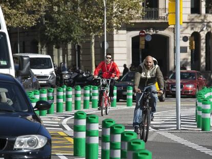 Carril bici a la plaça de Joan Carles I.