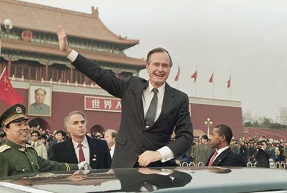 El presidente George W. Bush saluda a la multitud desde su coche en la Plaza Tiananman, en Pekín, el 25 de febrero de 1989.