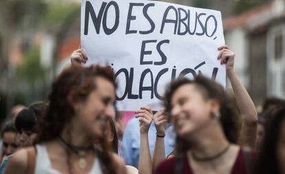 Manifestación en contra d el decisión de dejar en libertad a los miembros de La Manada. 