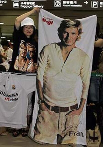 Una fan de Beckham despliega una pancarta con una gran foto del jugador del Real Madrid.
