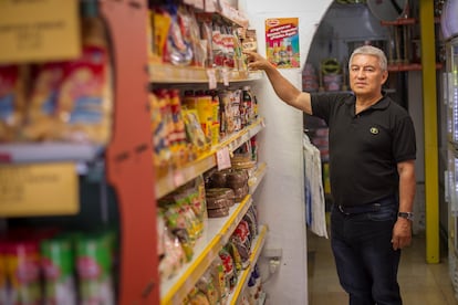  Eduardo Ávila in his store in Madrid.