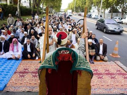 Musulmans demanen a Gennevilliers poder d'orar al carrer el 2011.