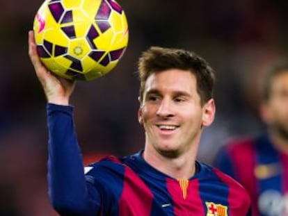 Messi s'endú la pilota després del triplet.