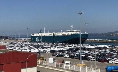 Coches de Citroën ensamblados en la factoría de Vigo dispuestos en el barco para ser cargados