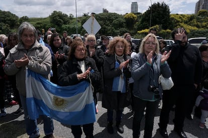 Un grupo de personas reza en la entrada de la Base Naval de Mar de Plata, el 20 de noviembre de 2017.