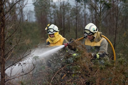 Agentes de los equipos de bomberos trabajan en un incendio forestal en Trabada (Lugo), el 8 de febrero de 2024.